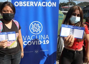 Salvadoreños invitan a la población a aprovechar puntos de vacunación móvil contra la COVID-19