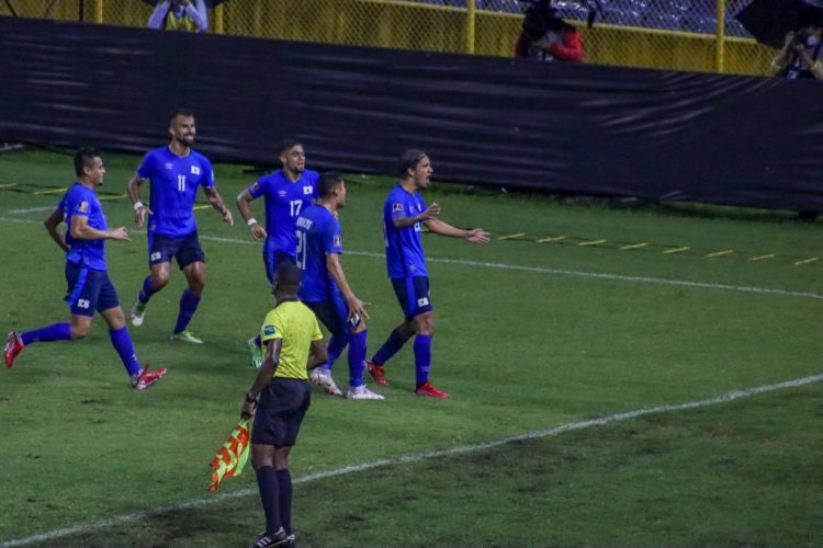 Enrico Dueñas gritando su gol en el estadio Cuscatlán. Twitter: @DeportesC10
