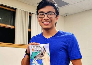 Poeta lanza libro en EE.UU de la vida de sus padres salvadoreños