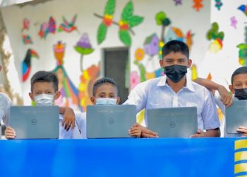 Ministra de Educación entrega computadoras en San Luis Talpa