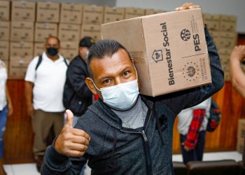 Gobierno salvadoreño entrega más de 400 paquetes alimentarios a veteranos y excombatientes