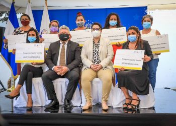 Bandesal e ISDEMU entregan capital semilla a más de 200 mujeres