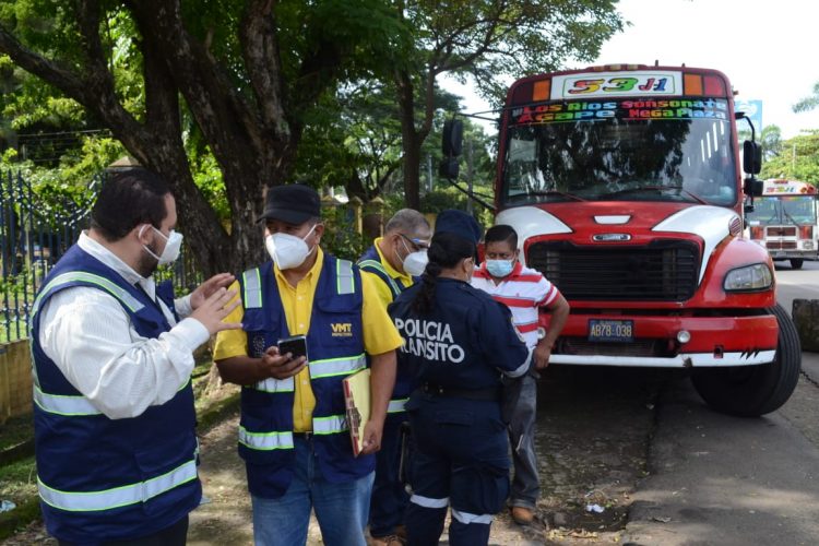 La PNC y e VMT desarrollan controles todos los días para verificar las medidas de bioseguridad en los buses y la normativa de tránsito.