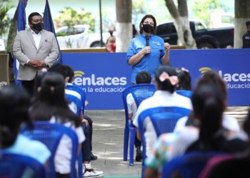 Estudiantes de Izalco reciben computadoras