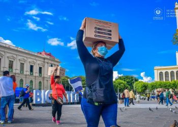 Entregan 2,000 paquetes de alimentos a comerciantes en Plaza Gerardo Barrios de San Salvador