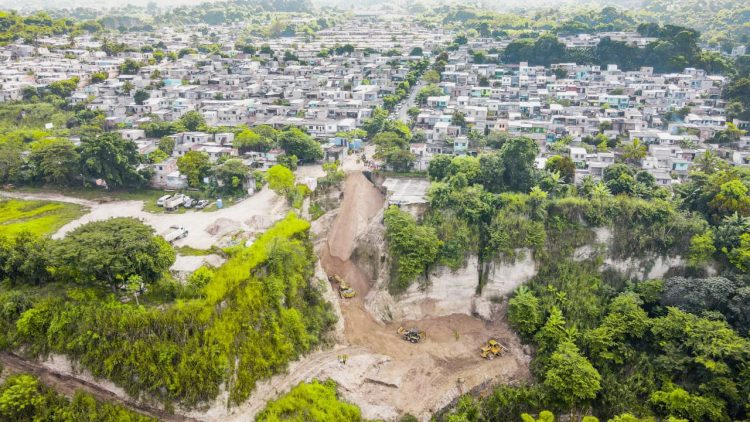 Actualmente, los equipos de Obras Públicas trabajan para crear un relleno y se harán estabilización de taludes. Foto: MOP