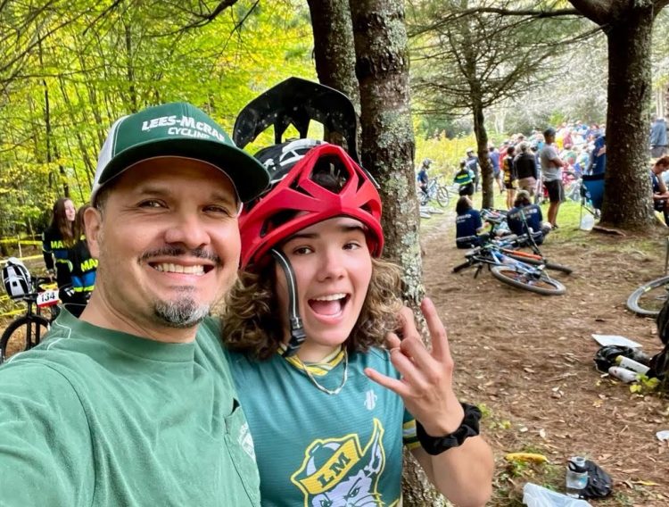 Gabriela Vides Barry, junto a su padre Ángel Vides, quien le ha motivado a practicar varios deportes, desea que su hija compita por El Salvador. Foto Manuel Rebollo.