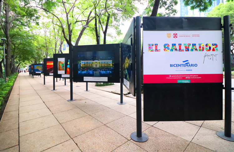 Diversas fotografías salvadoreñas decoran una plaza, en México. Foto: Cortesía.