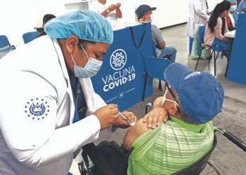 Las vacunas son seguras y efectivas contra la COVID-19 y sus variantes