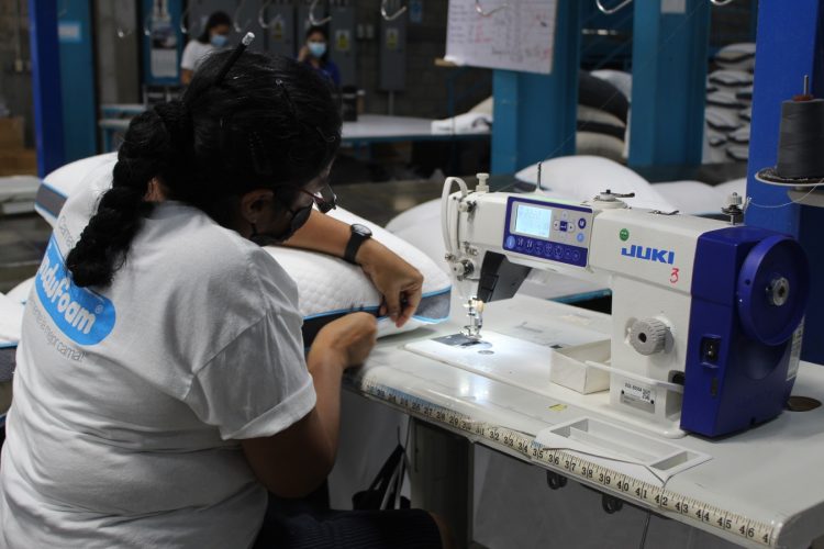 La producción de la empresa se logra con energía renovable y limpia proveniente de paneles solares en los techos de la planta de producción de camas y colchones. Foto / Diario El Salvador,
