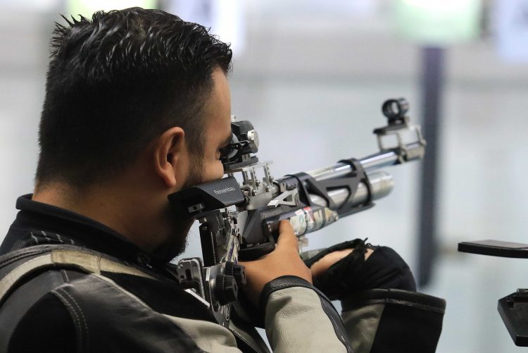 Israel Gutiérrez, encabezó el equipó salvadoreño de rigle de aire 10 metros para ganar presea de oro. Foto INDES.