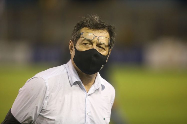 Hugo Pérez, técmico de la Selecta. Foto: Diario El Salvador.