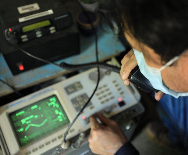 El funcionamiento de los radios base instalados en el Bajo Lempa, según indicó la institución, están a cargo de una red de operadores que forman parte de las comunidades y fueron nombrados por los Comités Municipales de Protección Civil. Foto / Diario El Salvador.