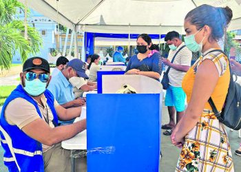 Cerraron sus negocios para llevar a sus hijos a vacunarse