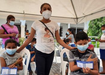 Ciudadanos agradecen acercamiento de la vacunación contra la COVID-19 en La Paz