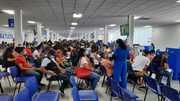 La población asiste cada día a los diferentes centros de vacunación habilitados, uno de estos es el megacentro del Hospital El Salvador. Foto: Boris Lozano/Diario El Salvador