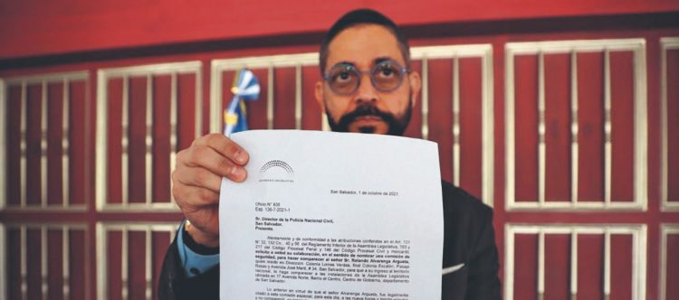 Apremio. Jorge Castro, presidente de la comisión, muestra la copia de oficio girada a la PNC tras inasistencia de Rolando Alvarenga.