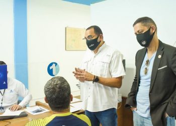 Presidente de la ANDA visita agencia en Santa Ana para verificar atención a beneficiados con la exoneración de multas y mora