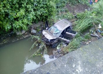 Camioneta cae en precipicio de tres metros de profundidad en carretera que conduce al Puerto de La Libertad