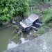 Camioneta cae en precipicio de tres metros de profundidad en carretera que conduce al Puerto de La Libertad
