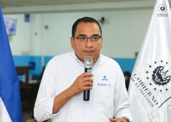 Presidente de la ANDA verifica atención a beneficiados con la exoneración de multas y mora