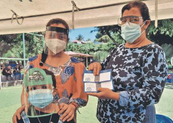 Cerraron sus negocios para llevar a sus hijos a vacunarse