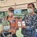 Cerraron sus negocios para llevar a sus hijos a vacunarse