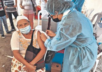 Sobreviviente de la COVID-19 llegó a recibir la vacuna