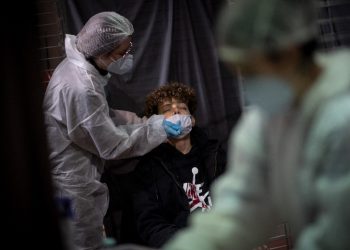 Síntomas del «COVID largo» incluyen fatiga, depresión, dolor en el pecho y alteración en el gusto y olfato