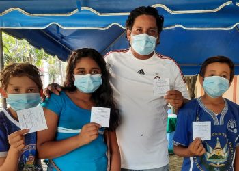 Padres de familia en La Paz comprometidos con la vacunación de sus hijos