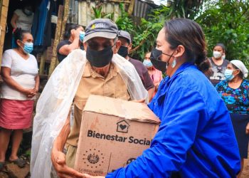 Más de 50 familias de La Libertad reciben paquetes alimentarios
