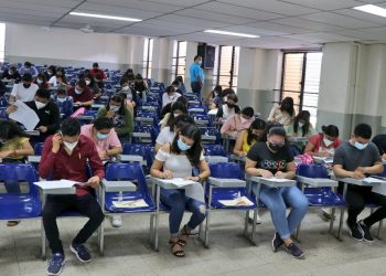 Universidad de El Salvador realiza la primera prueba para aspirantes a ingresar a las facultades de Medicina y de Química y Farmacia