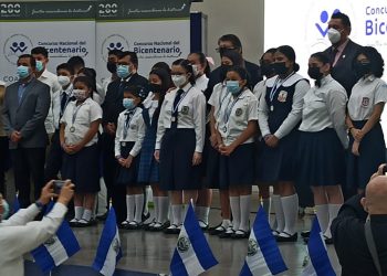 Premian a alumnos de certamen alusivo al bicentenario