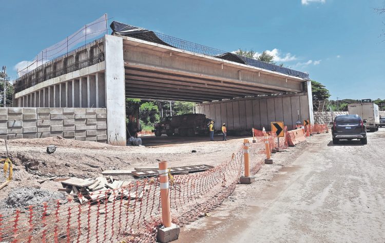 Rápido. La construcción del paso a desnivel comenzó en abril de este año, por lo que
consideran que los trabajos avanzan más rápido de lo establecido. Foto Mirna Velásquez.