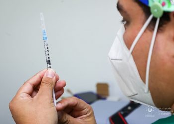 Jornada de vacunación continúa realizándose este domingo en El Salvador
