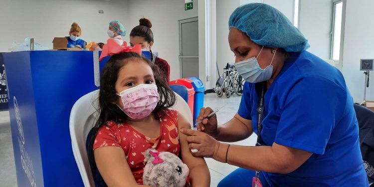 Actualmente, todos los grupos etarios a partir de los seis años están habilitados para la vacunación. De los 18 años en adelante, la población puede recibir la tercera dosis del biológico. Foto: Boris Lozano/Diario El Salvador.