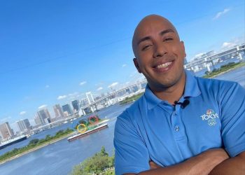 Comentarista salvadoreño de la NBC, Moisés Linares, regresa a su país para presenciar el juego de la Selecta contra México en el Estadio Cuscatlán