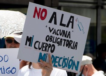Costa Rica multará si trabajadores públicos no se vacunan contra la COVID-19