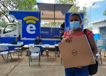 Entregan computadoras en Mercedes Umaña, Usulután