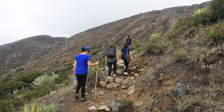 La Federación de Montañismo realizará el próximo domingo una caminata al volcán de Santa Ana, como parte de una campaña de prevención del cáncer de mama. Foto Diario El Salvador.
