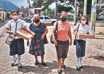 Estudiantes de la zona rural de Apaneca reciben computadoras