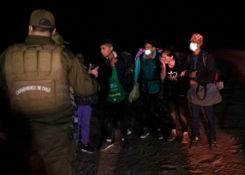 Haitianos y venezolanos cruzan caminos en la frontera de Chile y Perú