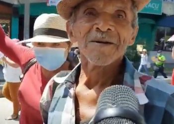 Manifestantes utilizan a niños y ancianos para marchar en contra del Gobierno de El Salvador