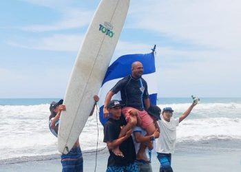 Surfista Amado Alvarado domó las olas en competencia realizada en Guatemala
