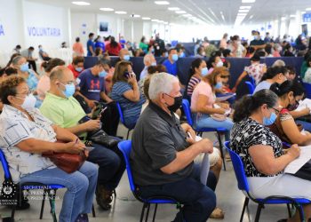 Gran afluencia en el megacentro de vacunación anti-COVID-19 este domingo