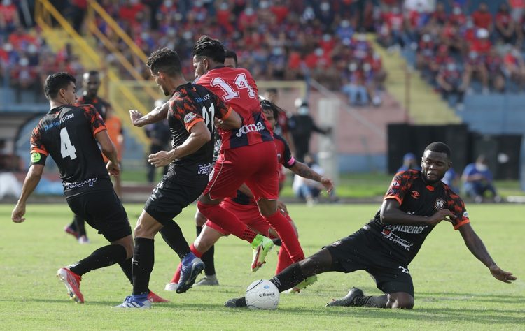 De la mano de Alberto «Chochera» Castillo, Águila llegó hasta el estadio Óscar Quiteño, para sorprender a FAS y derrotarlo 0-1. Foto Edison González.