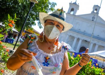 Ministerio de Salud realiza tamizaje comunitario en el parque central de Suchitoto, Cuscatlán