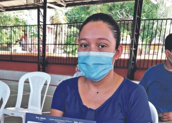Mujer embarazada acude a colocarse la vacuna en San Buenaventura, Usulután
