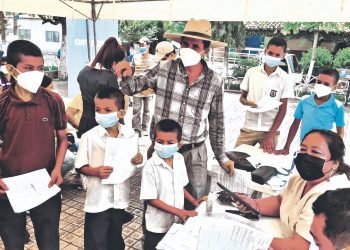 Evelio llevó a vacunar a siete hijos en San Lorenzo, Ahuachapán