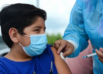 Regulador europeo inicia evaluación de vacuna Pfizer/BioNTech para niños de 5 a 11 años